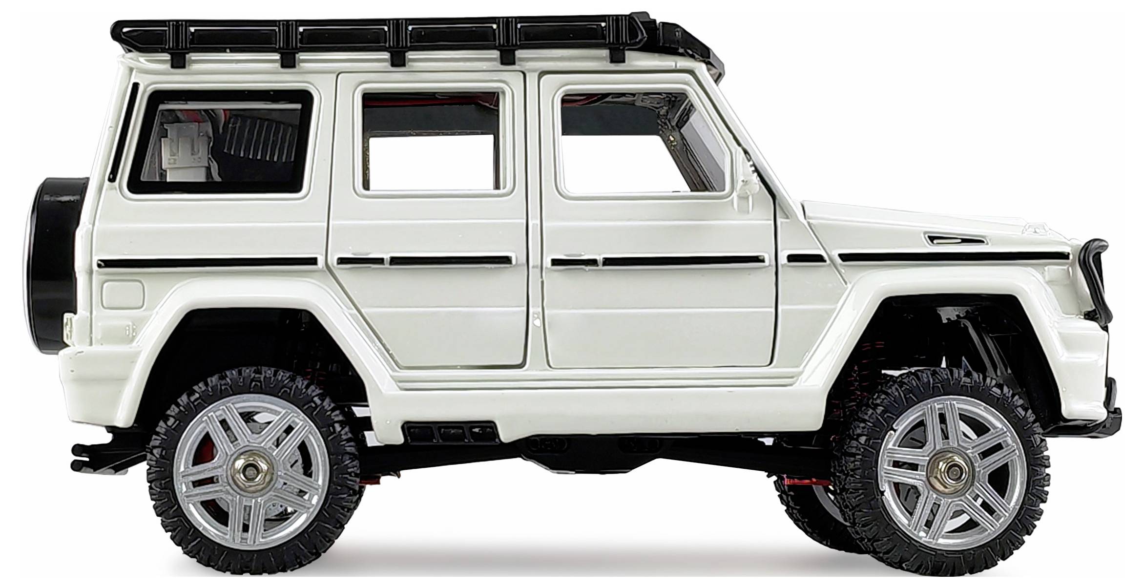 Een witte terreinwagen met dakdragers, gezien van opzij. Het voertuig heeft grote wielen en een reservewiel aan de achterkant.