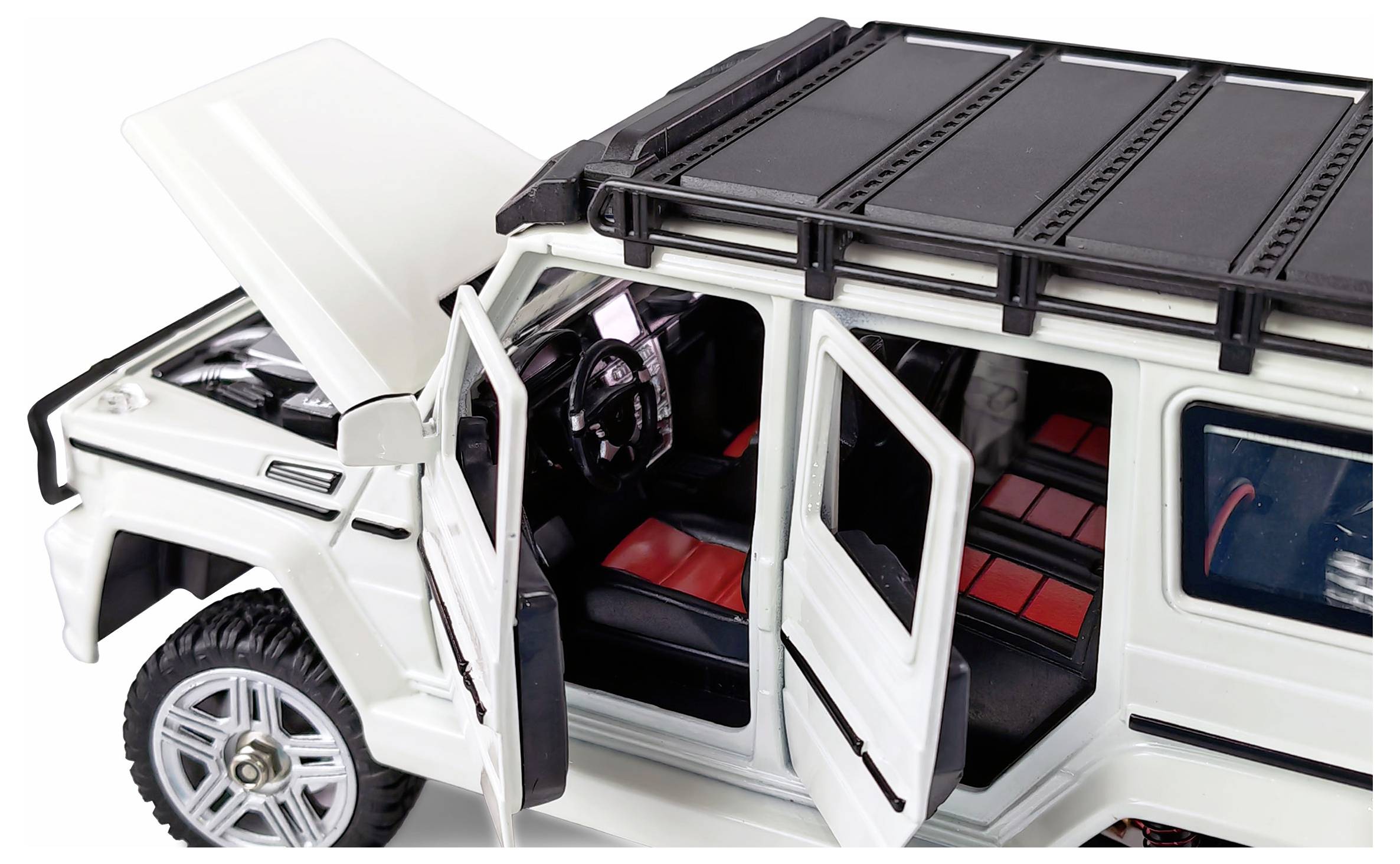Een wit speelgoed-terreinwagen-model met open deuren en motorkap. Interieur toont zwarte en rode stoelen.