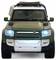 Groene terreinwagen van voren, koplampen branden. Robuust design, vierwielaandrijving, geschikt voor off-road avonturen.