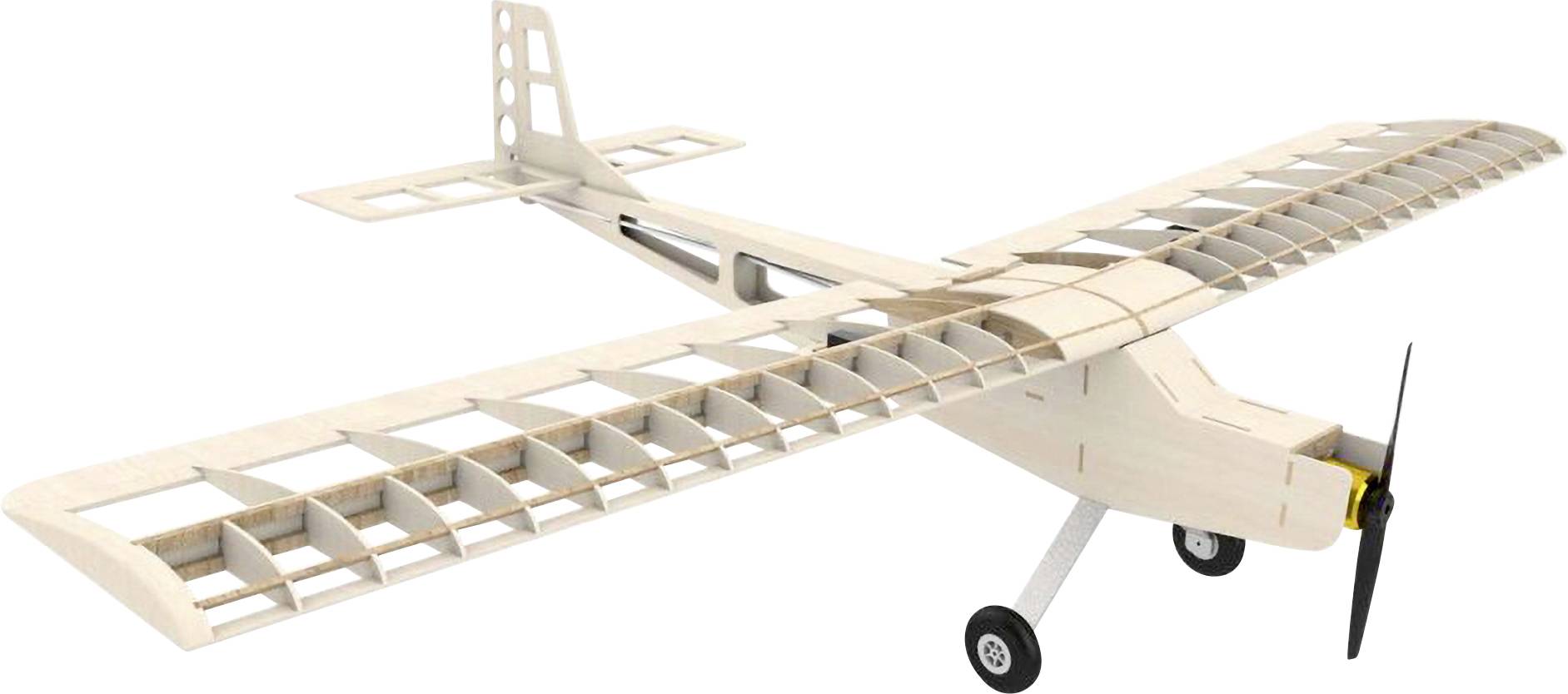 Een lichte houten modelvliegtuigromp met zichtbare vleugel constructie en een zwarte propeller, klaar om in elkaar gezet te worden.