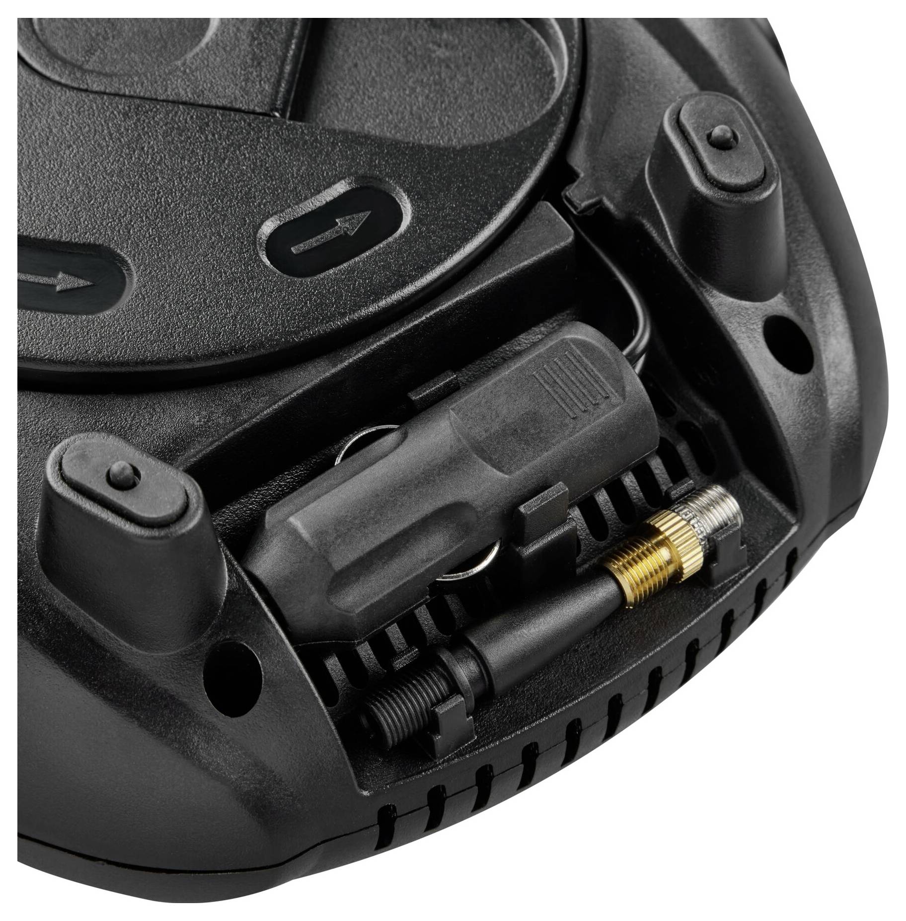 Een zwarte compressor met een bandenventieladapter, een duidelijk zichtbare stekkerverbinding en een drukknop in close-up.