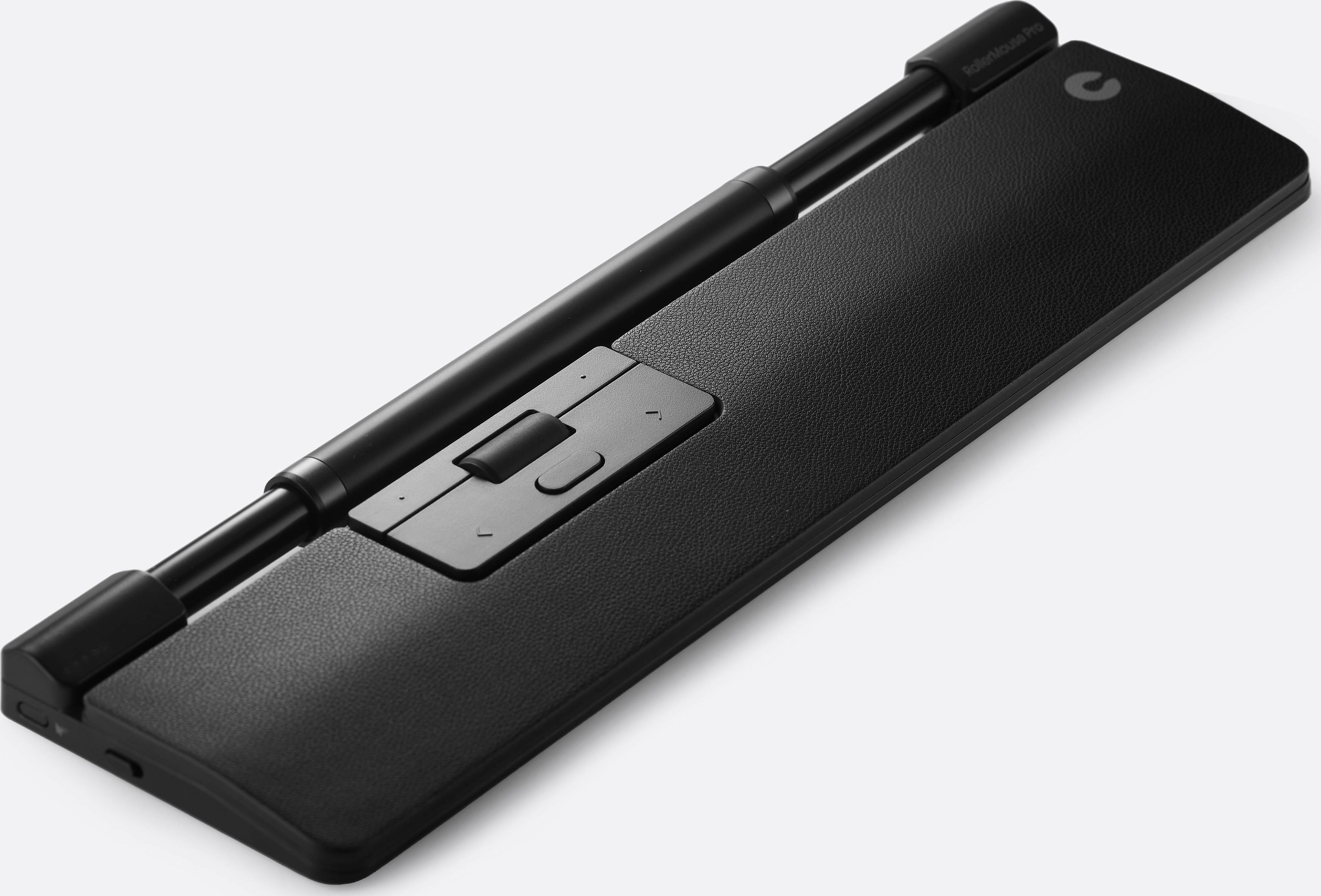 Een zwarte, ergonomische toetsenbordmat met verstelbare polssteun en een centraal bedieningsapparaat dat ergonomisch typen vergemakkelijkt.