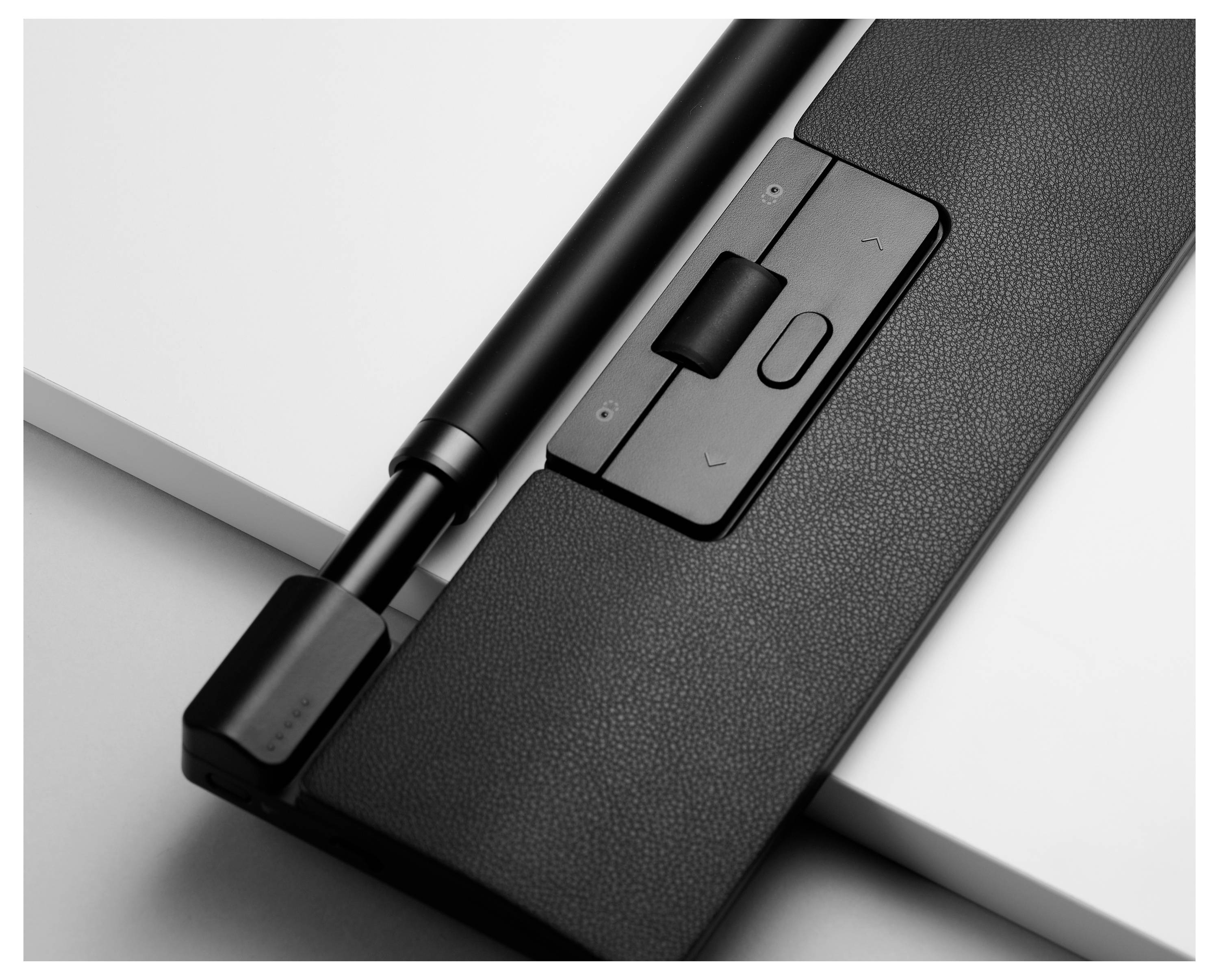 Zwarte, moderne bureaulamp met touch-bediening op een witte, minimalistische achtergrond.