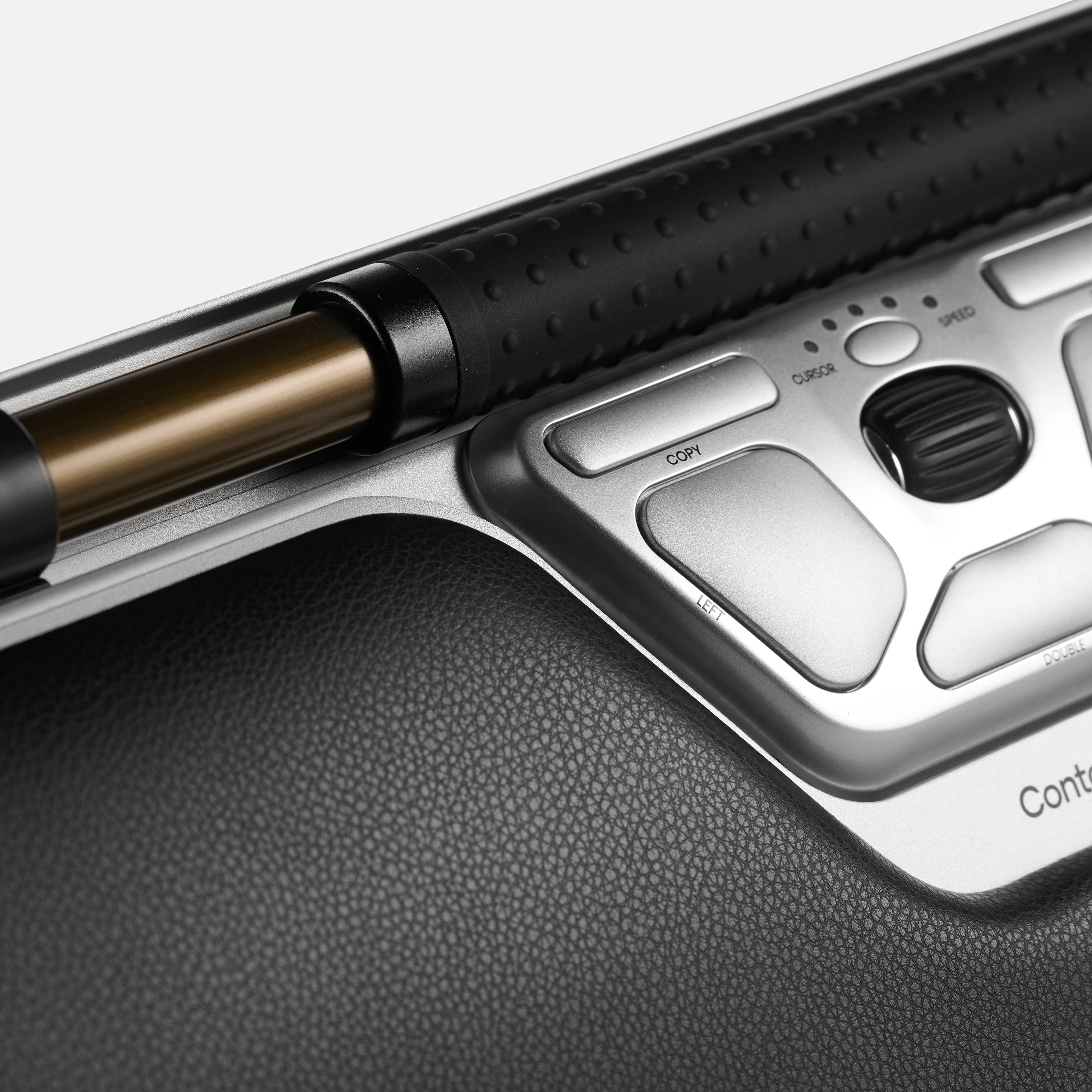 Close-up van een ergonomisch desktop-invoerapparaat met meerdere knoppen en een trackball, ontworpen voor comfortabel gebruik.