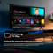 Woonkamer met tv waarop een streamingservice-interface wordt weergegeven. Aanbevolen series zijn onder andere 'Conan O'Brien' en anderen. Samsung TV Plus-logo zichtbaar.