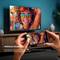 Een persoon houdt een smartphone vast en streamt een levendig beeld van een glimlachend individu op een TV-scherm. Duitse tekst promoot naadloos streamen.