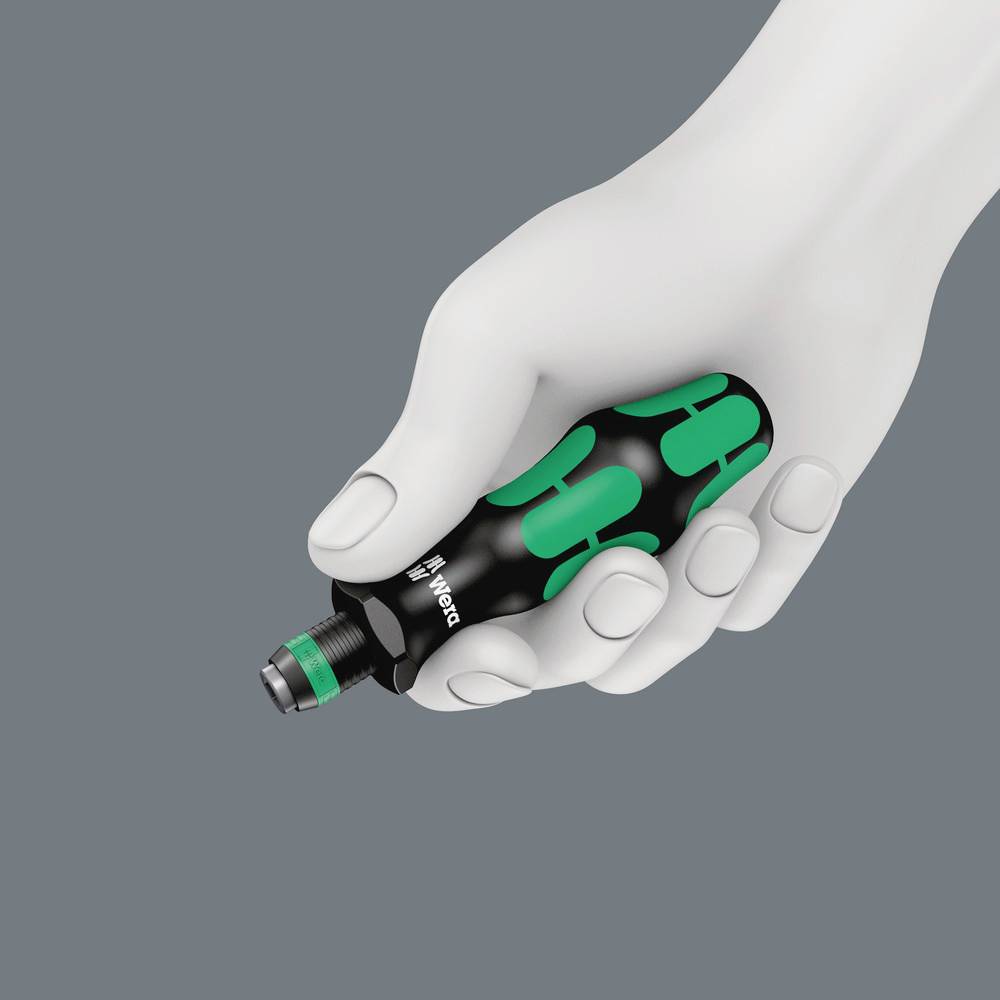 Een hand houdt een schroevendraaierhandvat vast met groene en zwarte elementen tegen een grijze achtergrond.