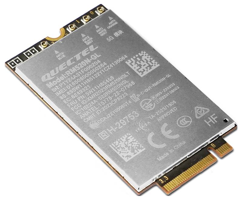 Een Quectel EM05-J mobiele module in zilveren rechthoekige vorm. Bovenaan zijn verschillende technische en serienummers gedrukt.