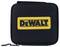 Zwart etui met geel 'DEWALT'-logo aan de voorkant, met een rits onderaan links. Ideaal voor het veilig opbergen van gereedschappen of toebehoren.