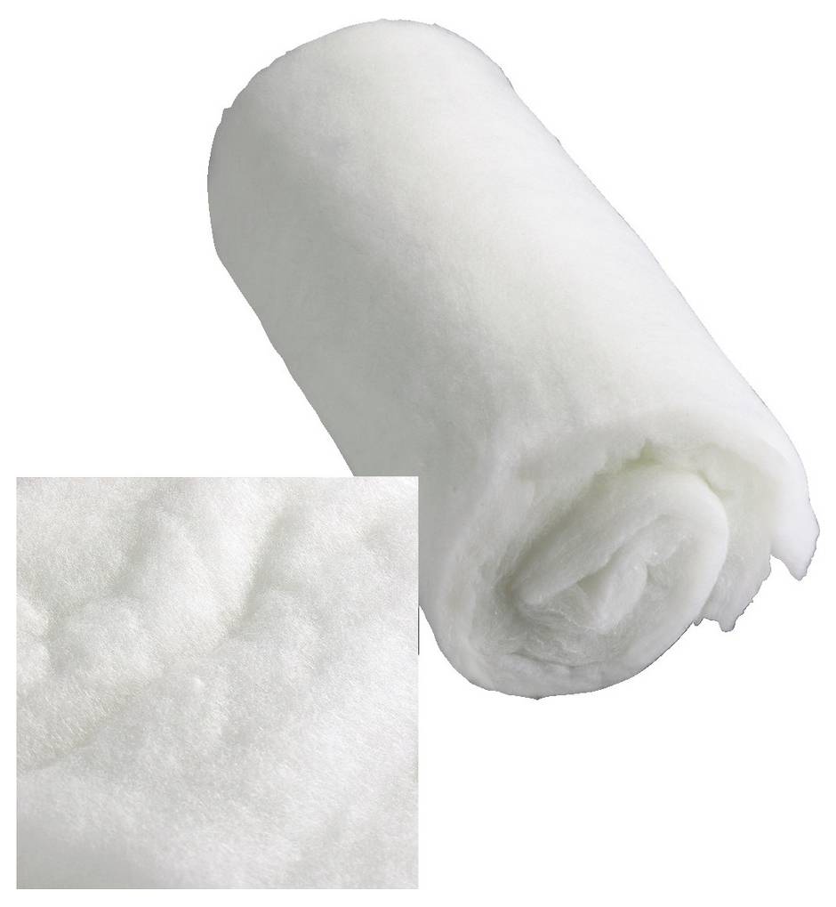 Een rol van wit, pluizig materiaal dat wordt gebruikt voor het opvullen of isoleren. Op de voorgrond een close-up van het materiaal.