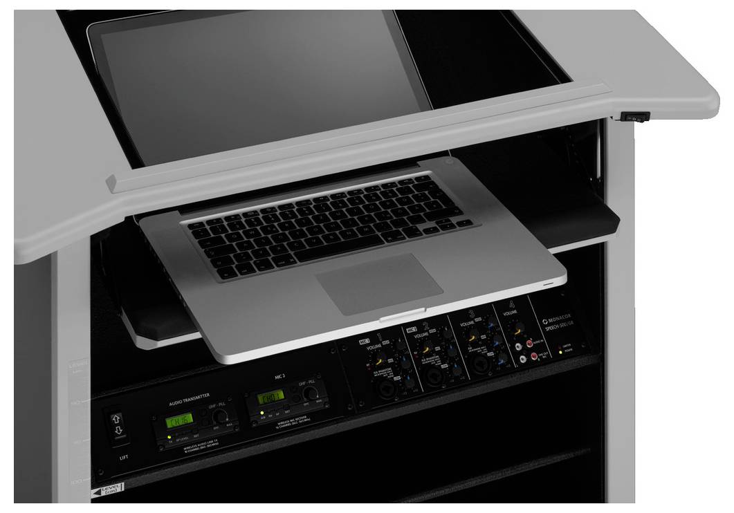 Een laptop op een katheder met een ingebouwd audiomengpaneel dat regelaars en aansluitingen voor geluidsregeling toont.