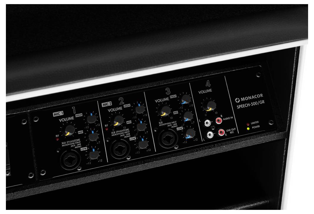 Een zwarte audiomixer met vier kanalen. Elk kanaal beschikt over volumeregelaars en microfooningangen. Merklogo rechts zichtbaar.