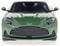 Een groene auto van voren, een sportieve stijl met een opvallende grille en koplampen.