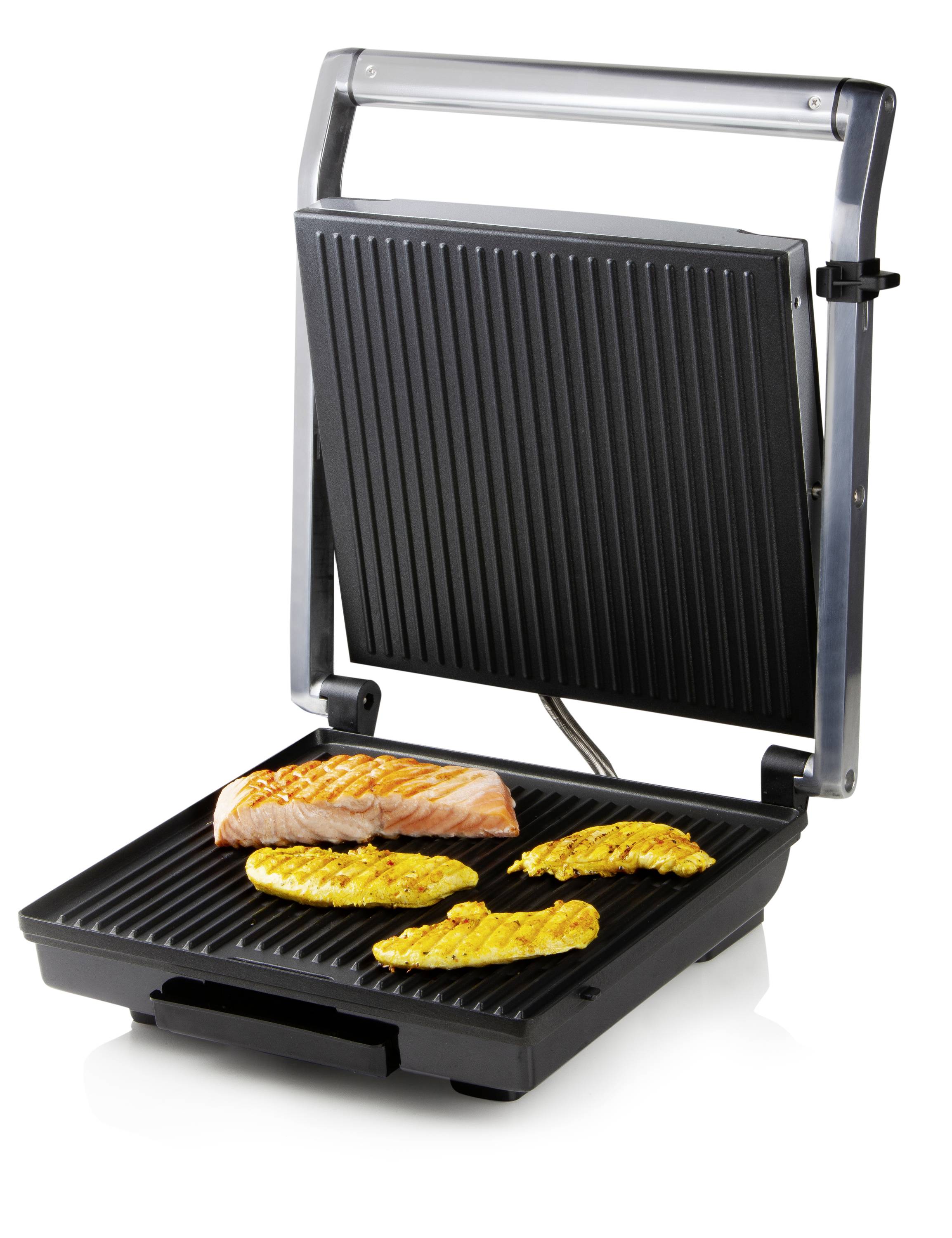 Een opengeslagen contactgrill met gegrilde kipstroken en een stuk zalm op het grilloppervlak.