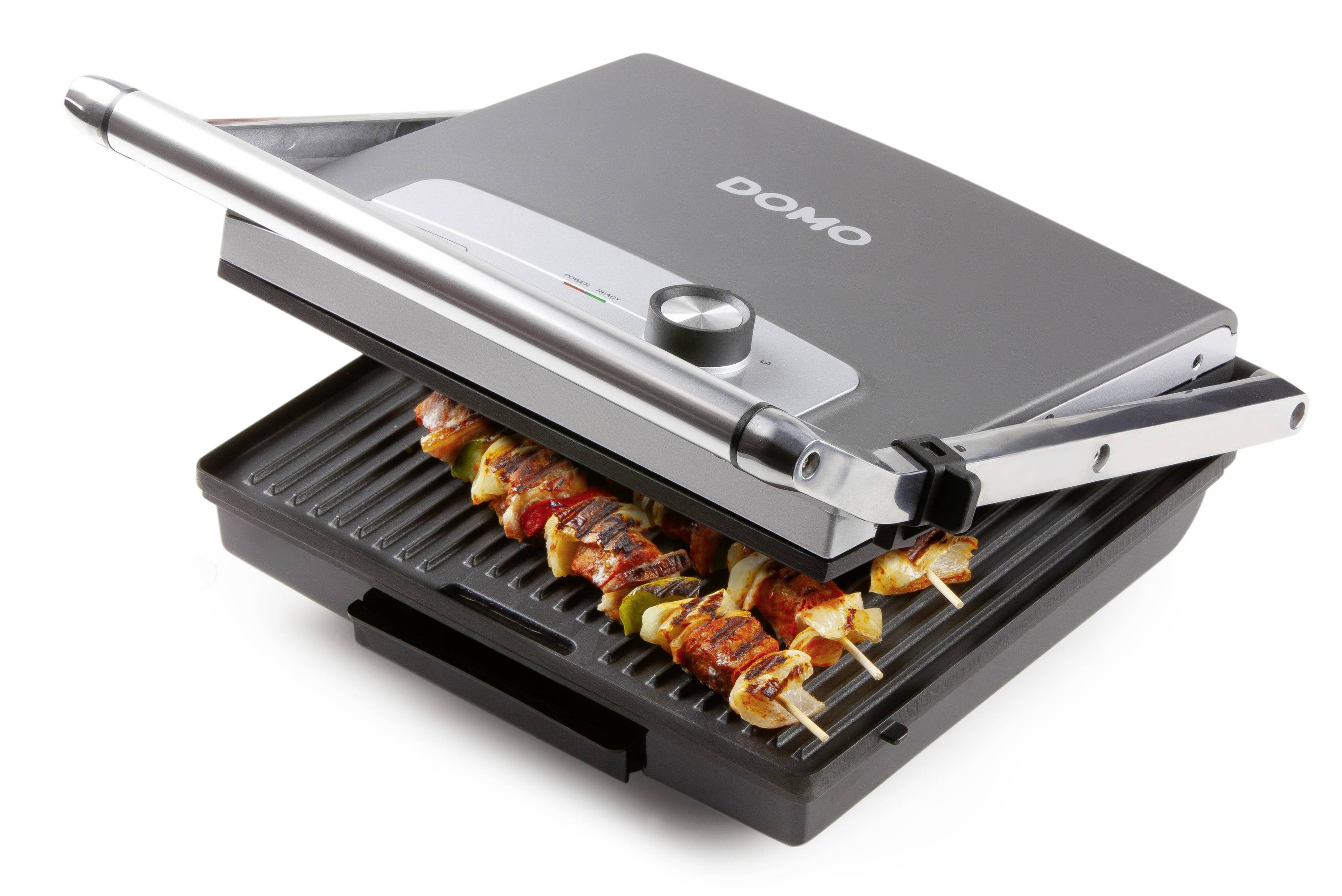 Een grijze contactgrill die twee vleesspiesen roostert. Bovenop het apparaat is het woord 'DOMO' te zien.