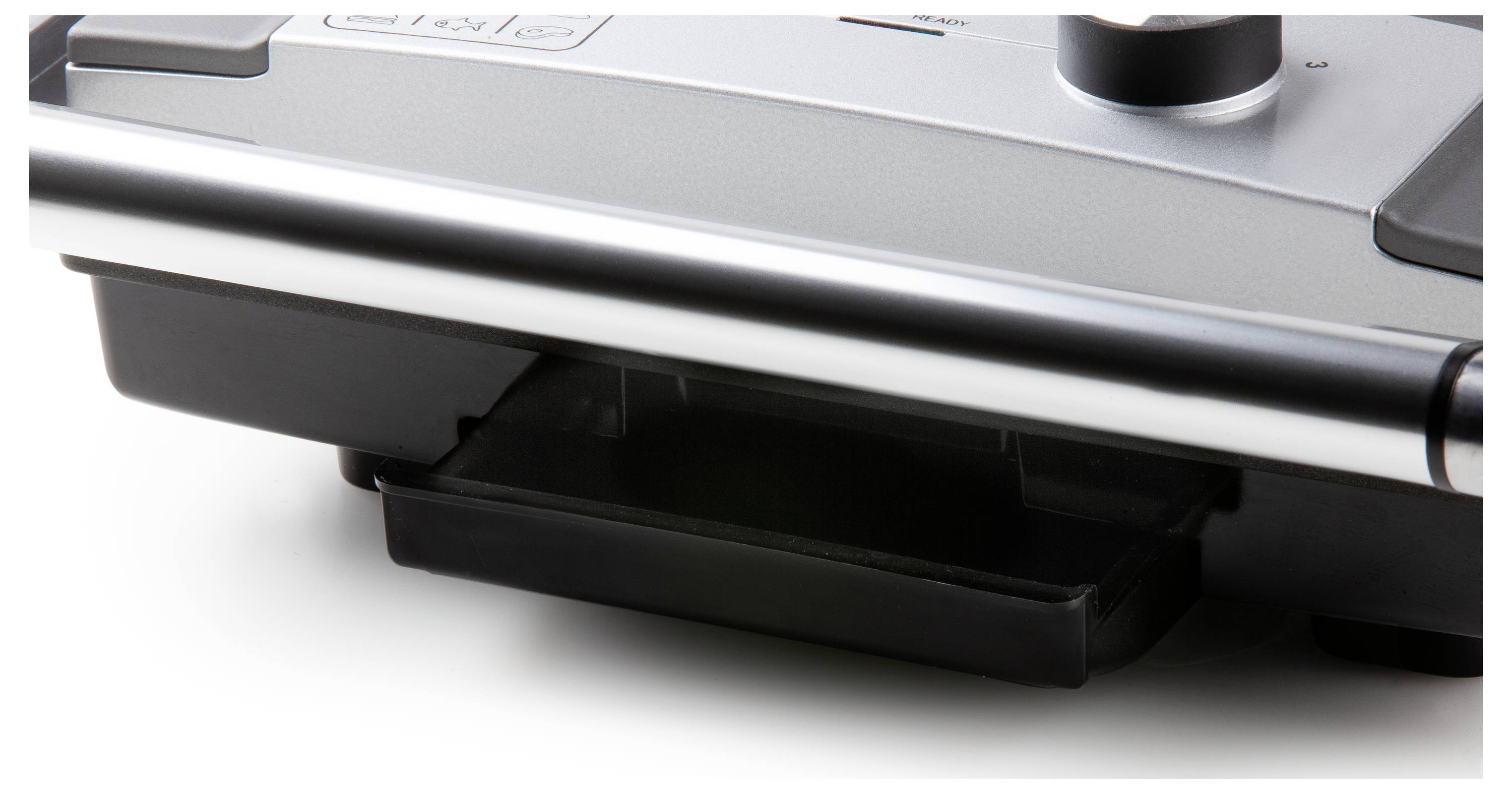 Een close-up van een contactgrill met een uittrekbare vetopvangbak die de reiniging gemakkelijk maakt.