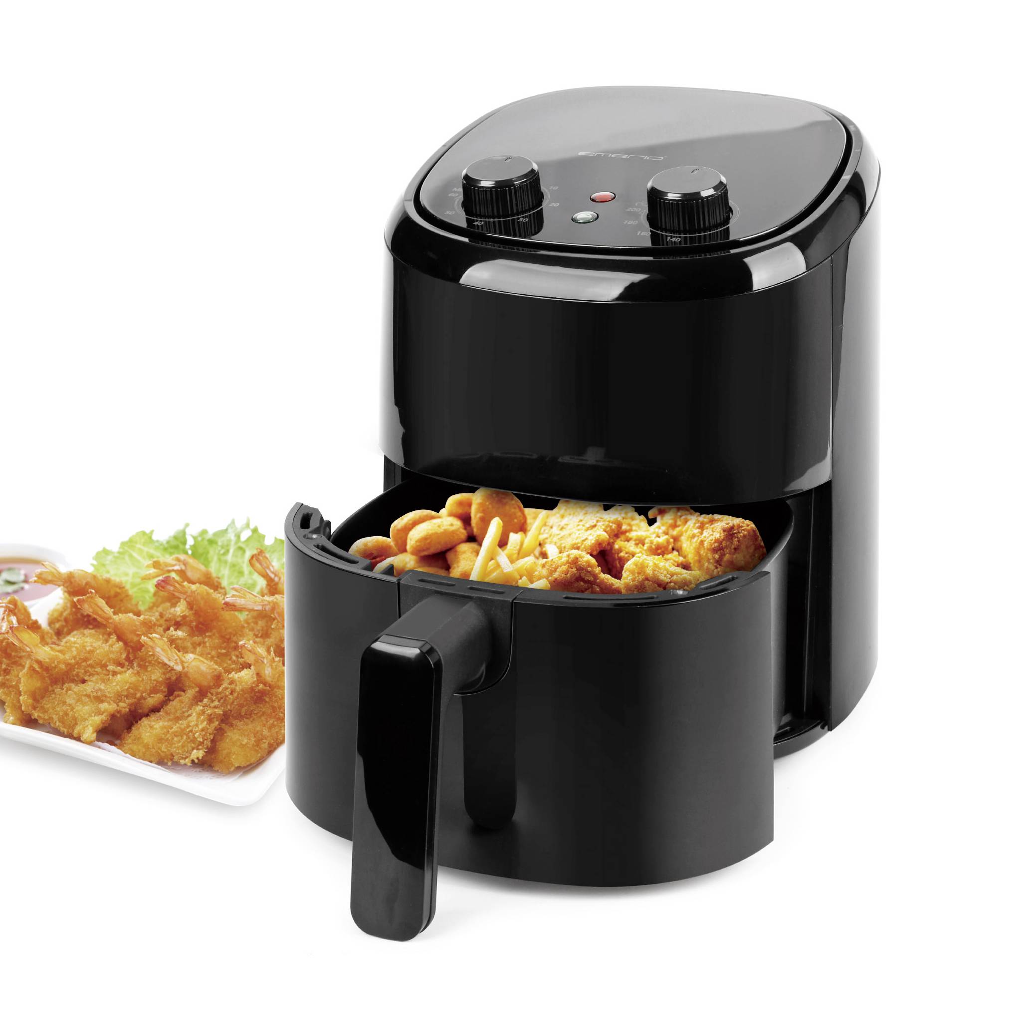 Zwarte airfryer met geopende mand vol gebakken gerechten. Naast de airfryer een bord met garnalen en salade.