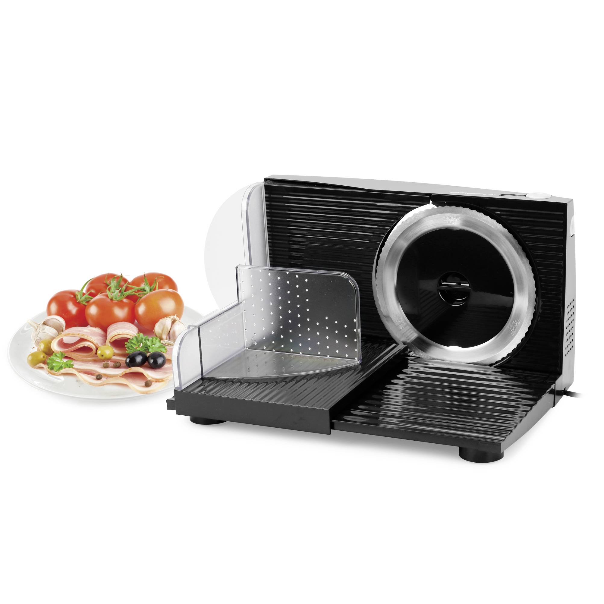 Op de afbeelding is een elektrische broodsnijmachine te zien naast een bord met tomaten, ham en olijven.