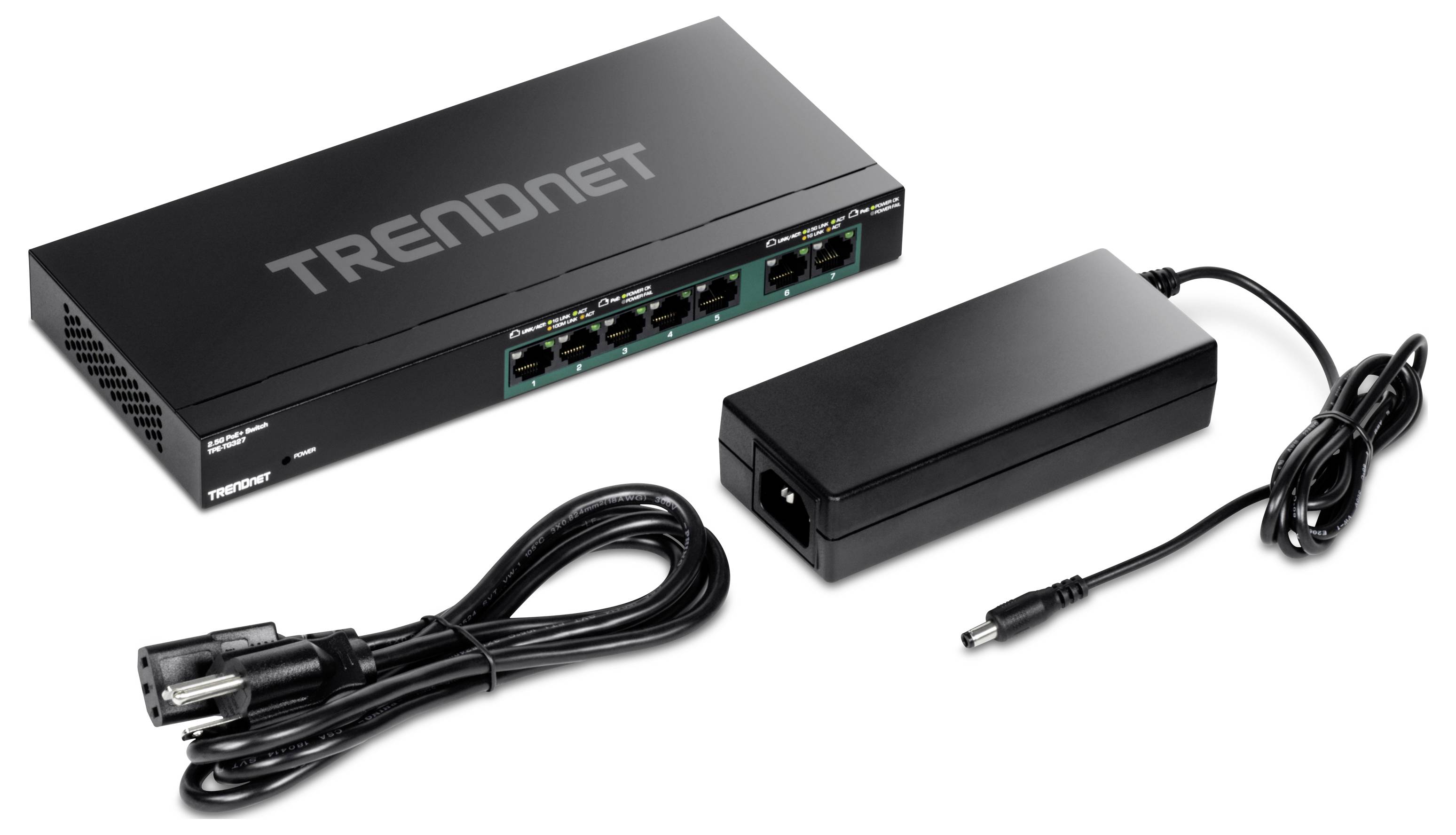 Een zwarte netwerk-switch van TRENDnet met zes Ethernet-poorten, naast een netadapter en een stroomkabel.