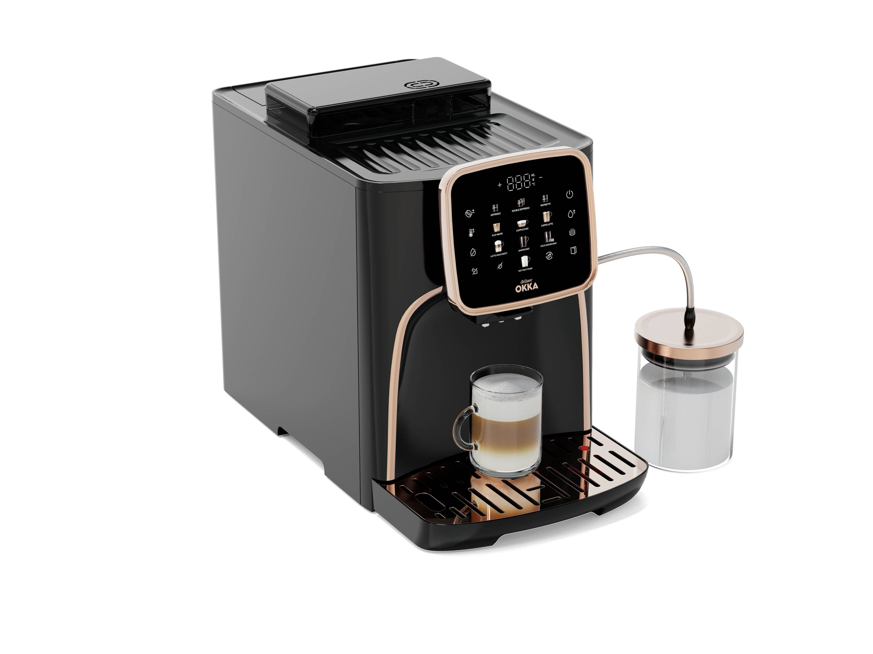 Zwarte koffievolautomaat met melktank. Toont display, lekbak en Latte Macchiato in een glas.