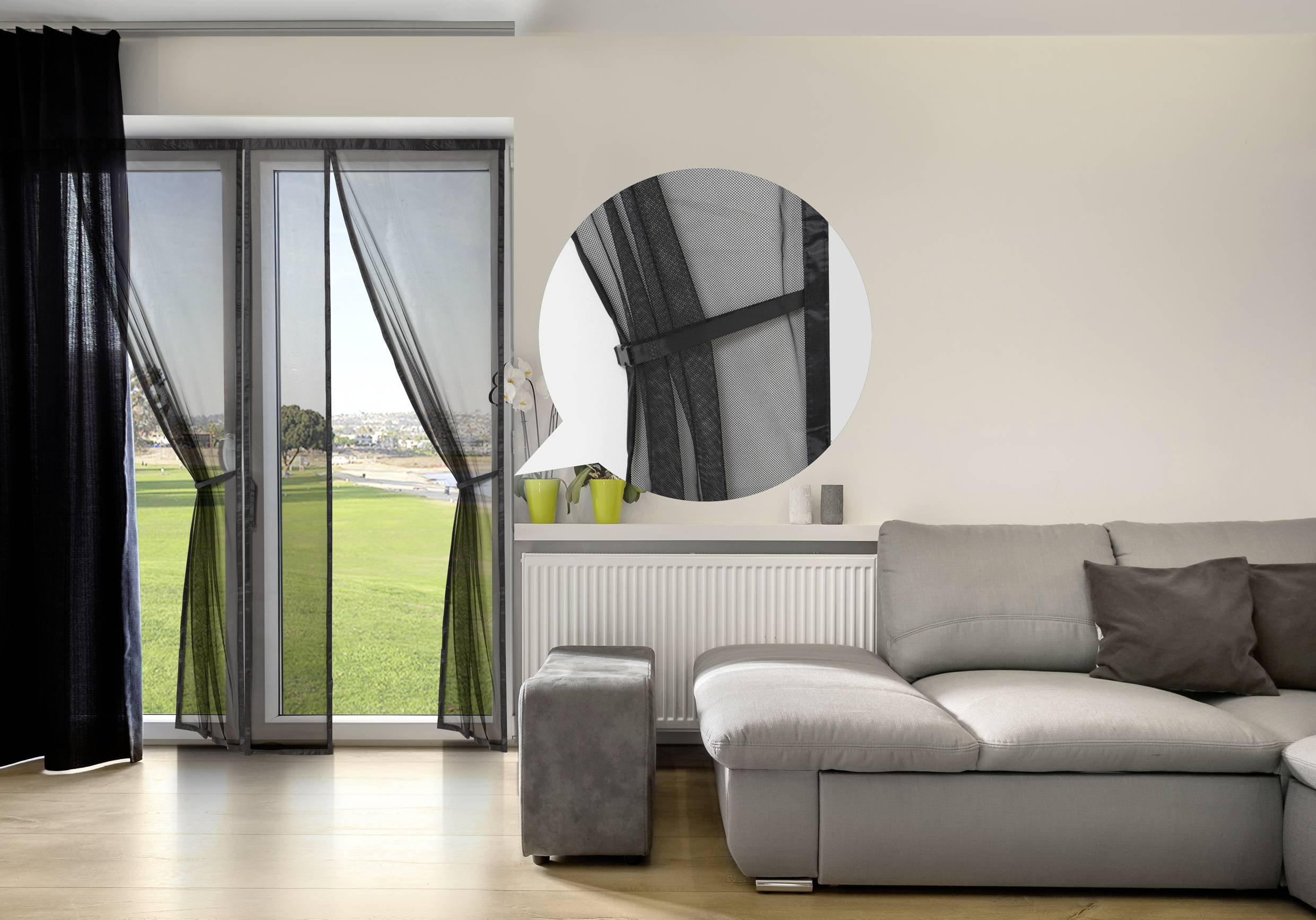 Woonkamer met een grijze bank, een leren fauteuil en een groot raam met zicht op gazon en horizon. Close-up toont muggengaas voor het raam.