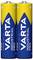 Twee blauwe en gele 'VARTA Industrial Pro' batterijen, type LR6, Alkaline, 1,5V, rechtop naast elkaar staand.