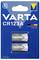 Twee CR123A-batterijen van het merk Varta in een blauwe verpakking. Bovenaan staat 'VARTA', onderaan zijn de batterijen zichtbaar.