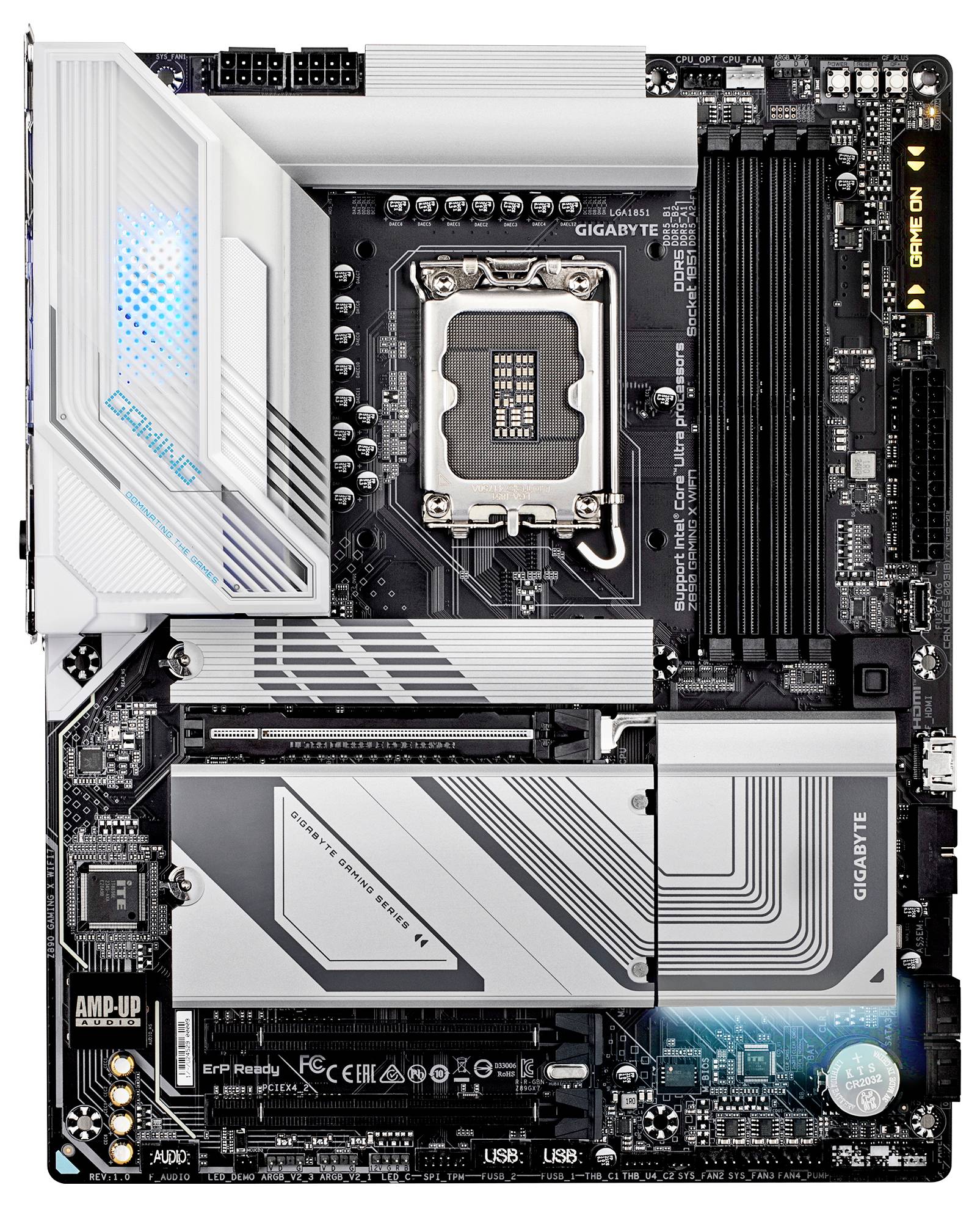 Een computermoederbord met PCIe-sleuven, RAM-sleuven en koellichamen. Merknaam en modelnummer afgedrukt.