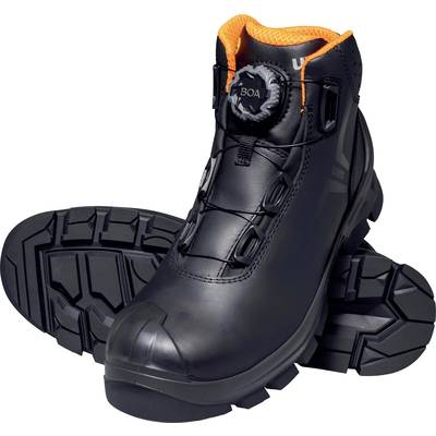 Zwarte outdoorlaarzen met oranje binnenbekleding, slipvaste zool en draaisluiting. Geschikt voor ruige omgevingen.