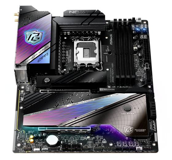 Moederbord met RGB-verlichting, meerdere PCIe-sleuven, vier RAM-sleuven en een koeler; stijlvol ontwerp.