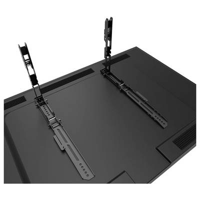Twee zwarte metalen beugels aan de achterkant van een flatscreen, gereed voor wandmontage.