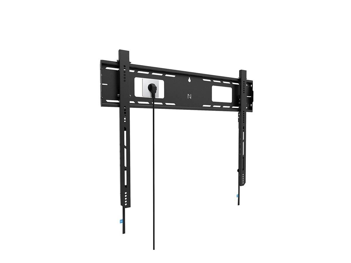 Een zwarte tv-wandsteun met verstelbare rails, geschikt voor het ophangen van een flatscreen televisie. Kabels lopen naar beneden.
