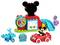 Speelgoedset met figuren en auto in vrolijke kleuren. Bevat een Mickey Mouse-figuur in een rode auto en bouwblokken met gereedschap.