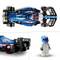 Een blauw-wit Formule 1-auto met sponsorlogo's en een blauwe helm staat naast een Lego-poppetje.