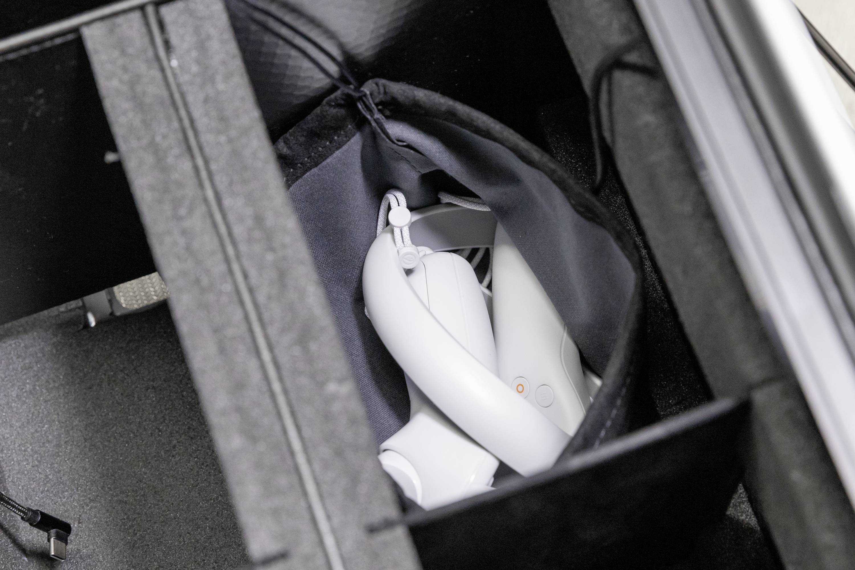 Een witte drone in een zwarte tas, opgeborgen in een gevoerde koffer.