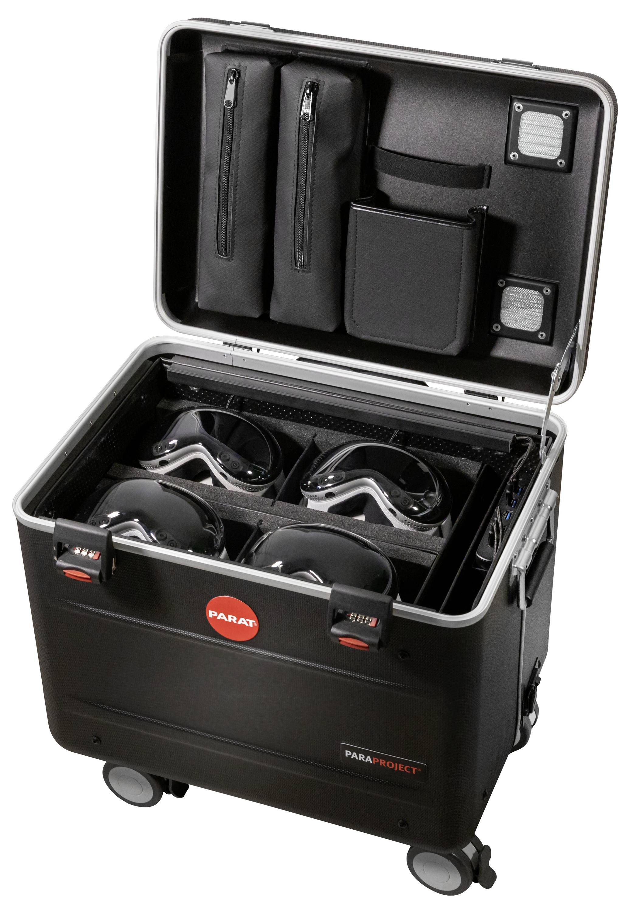 Opengevallen zwarte koffer met meerdere compartimenten, waarbij enkele compartimenten VR-headsets bevatten. Een rood logo met de tekst 'PARAT' is zichtbaar.
