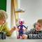Twee jongens spelen met kleurrijke figuren en blokken op een tafel. Een van de jongens houdt een figuur vast, de andere staat rechtop in het midden.