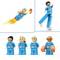 LEGO-figuren in blauwe pakken: Een superheld vliegt met vlammen, een andere springt. Onderaan staan drie figuren, een heeft grote handen.
