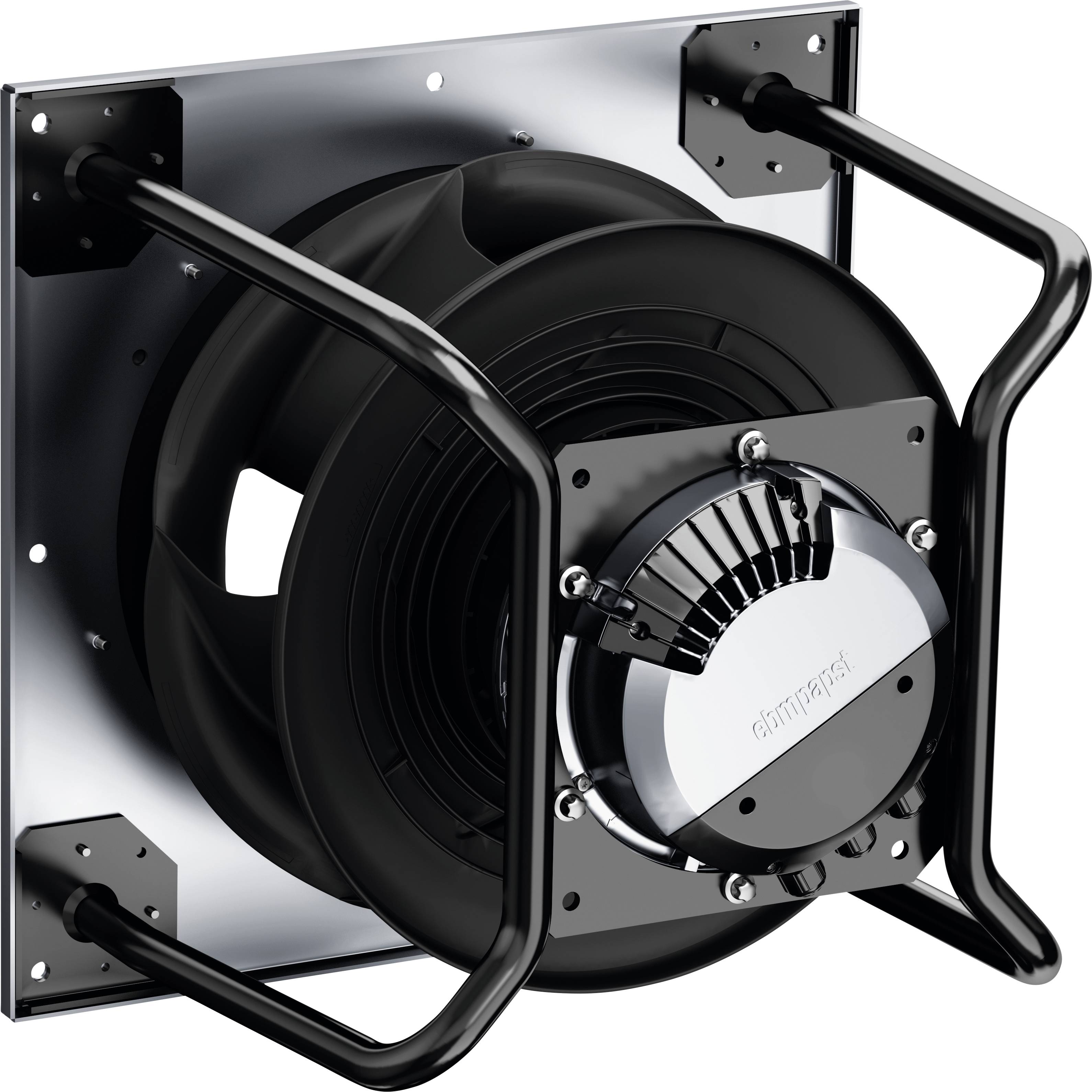 Zwarte wandventilatie met metalen frame. Grote ventilator in rechthoekige behuizing, gemonteerd op een zilveren wandplaat.