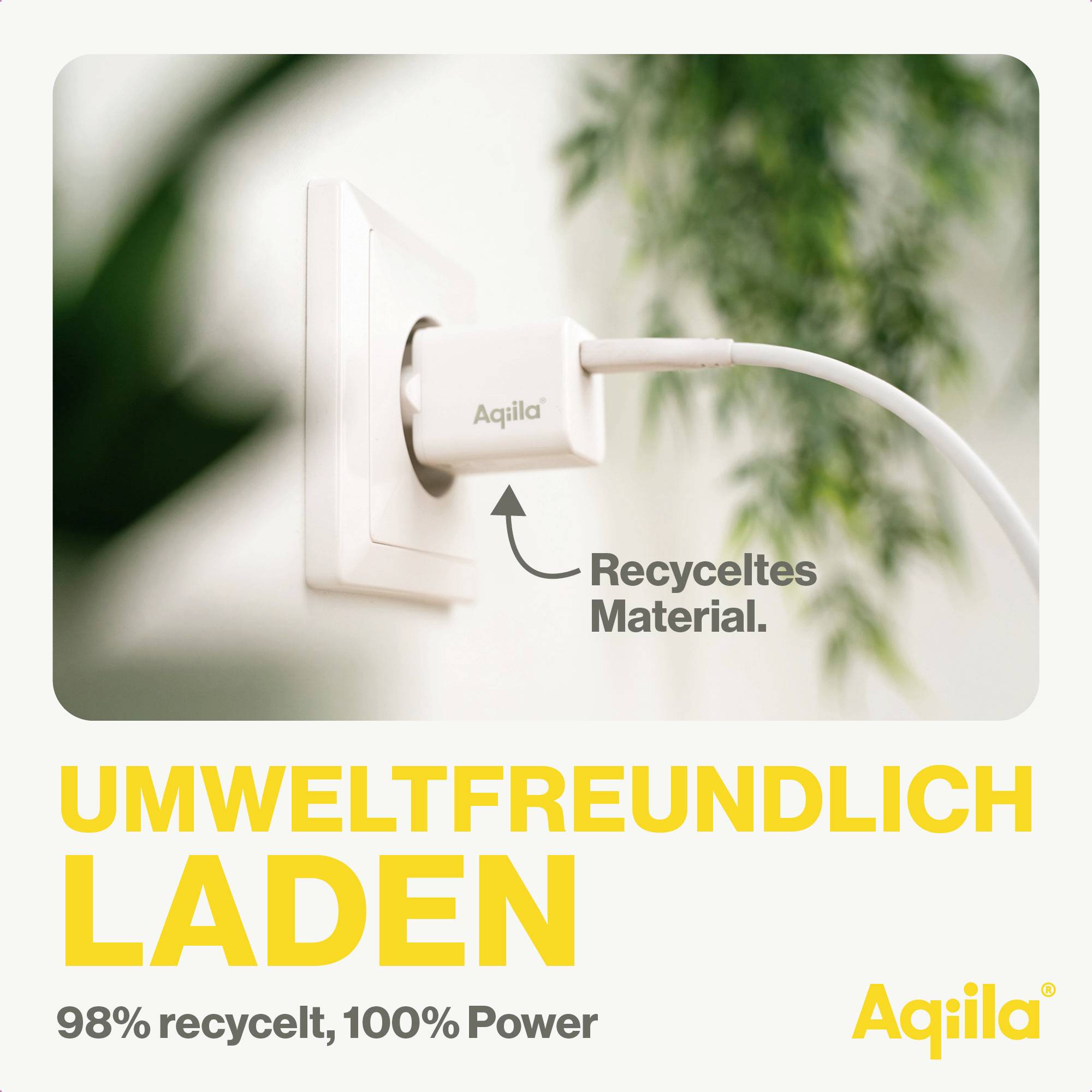 Een oplaadkabel in een stopcontact. Tekst: 'Gerecycled materiaal', 'Milieuvriendelijk opladen', '98% gerecycled, 100% Power'. Merknaam onderaan.