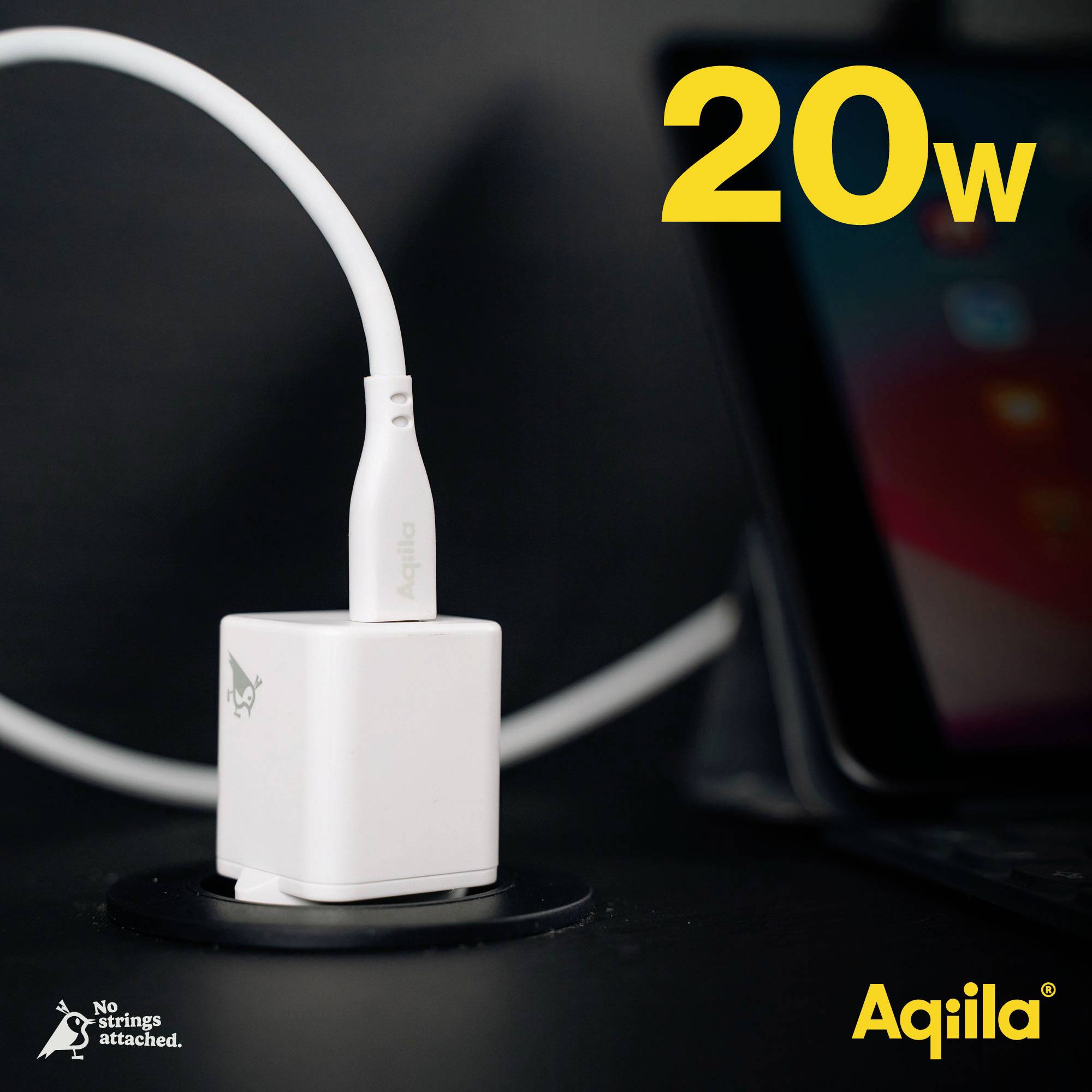 Een witte opladeradapter met kabel op een tafel. Tekst '20w' en 'Aqila' in de hoek. Vervaagd apparaat op de achtergrond.