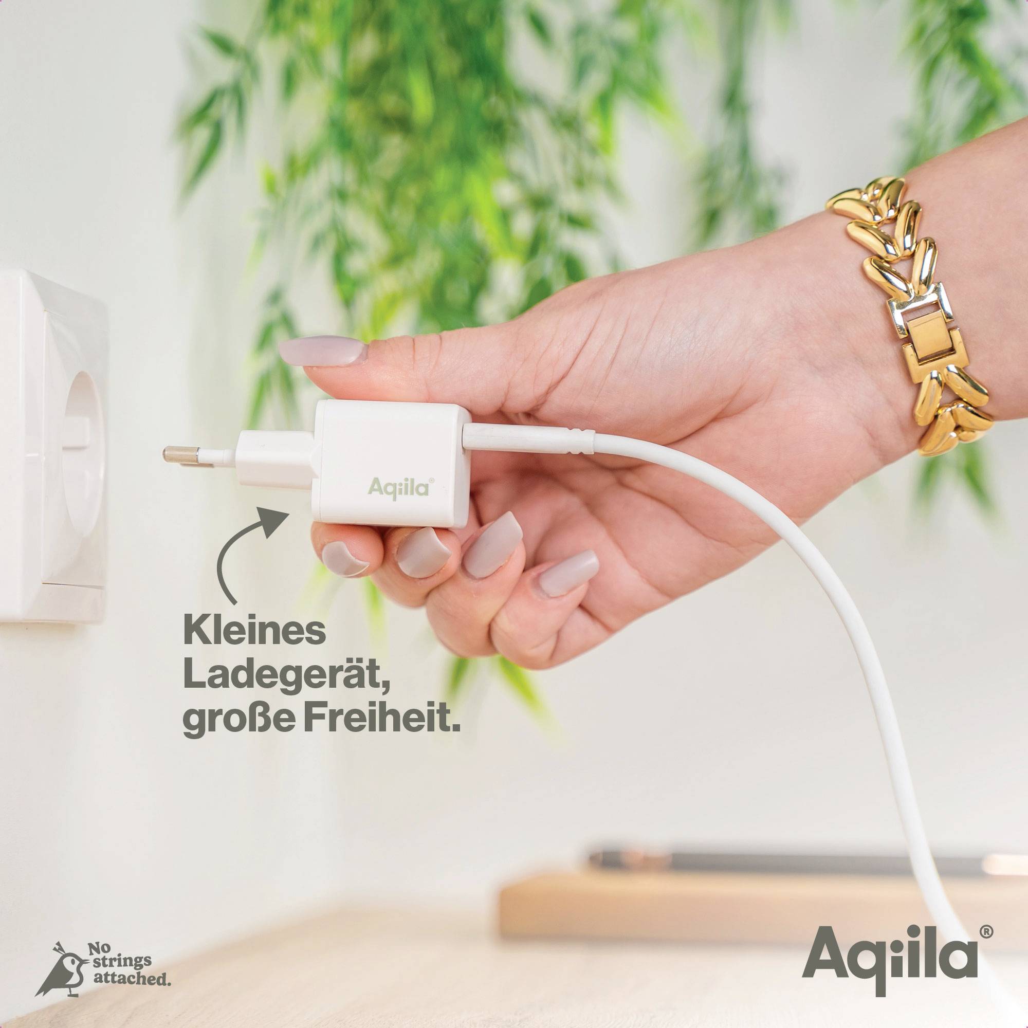 Een hand steekt een kabel in een stopcontact. De tekst luidt: 'Klein apparaat, grote vrijheid'. Merknaam rechtsonder.