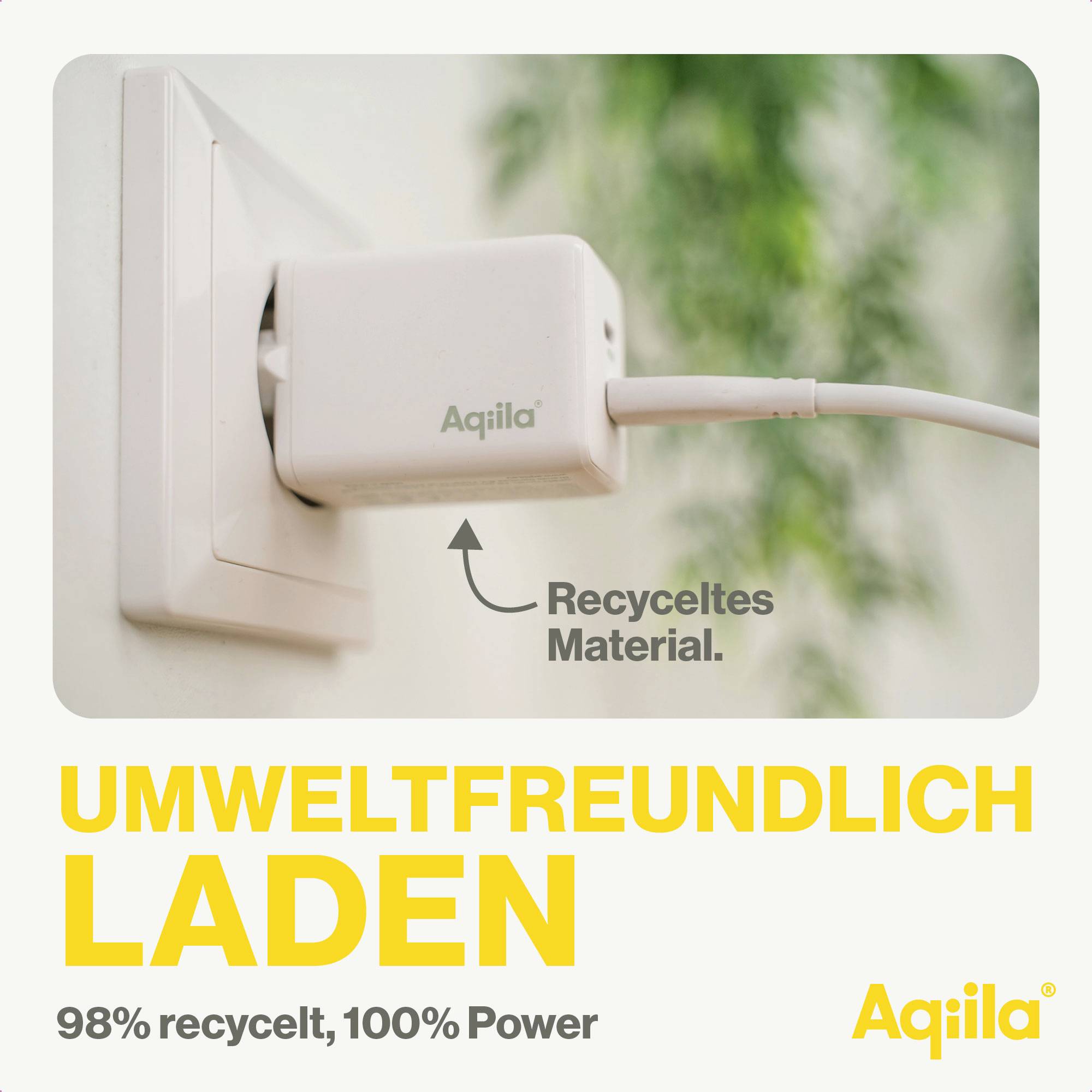 Een oplader, gestoken in een stopcontact, met de tekst 'Gerecycled Materiaal'. Kop: 'MILIEUVRIENDELIJK OPLADEN'. Daaronder: '98% gerecycled, 100% Power'.