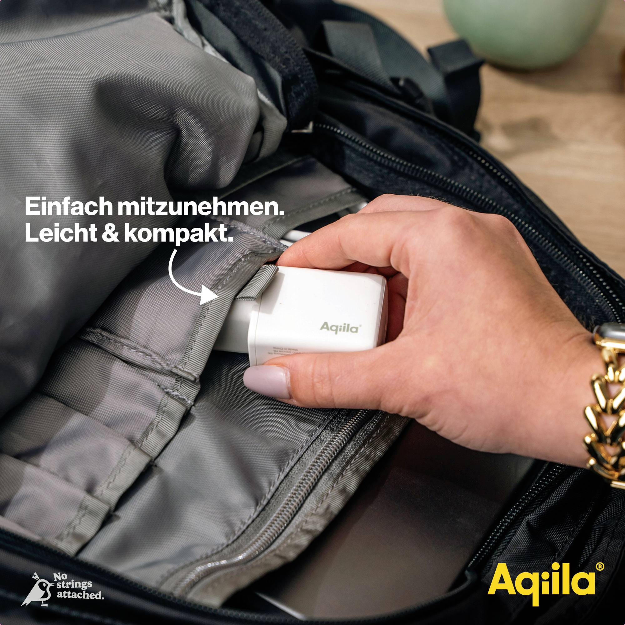 Een hand steekt een wit, licht en compact apparaat met het opschrift 'Aqiila' in een rugzakvak. Tekst: 'Gemakkelijk mee te nemen. Licht & compact.'