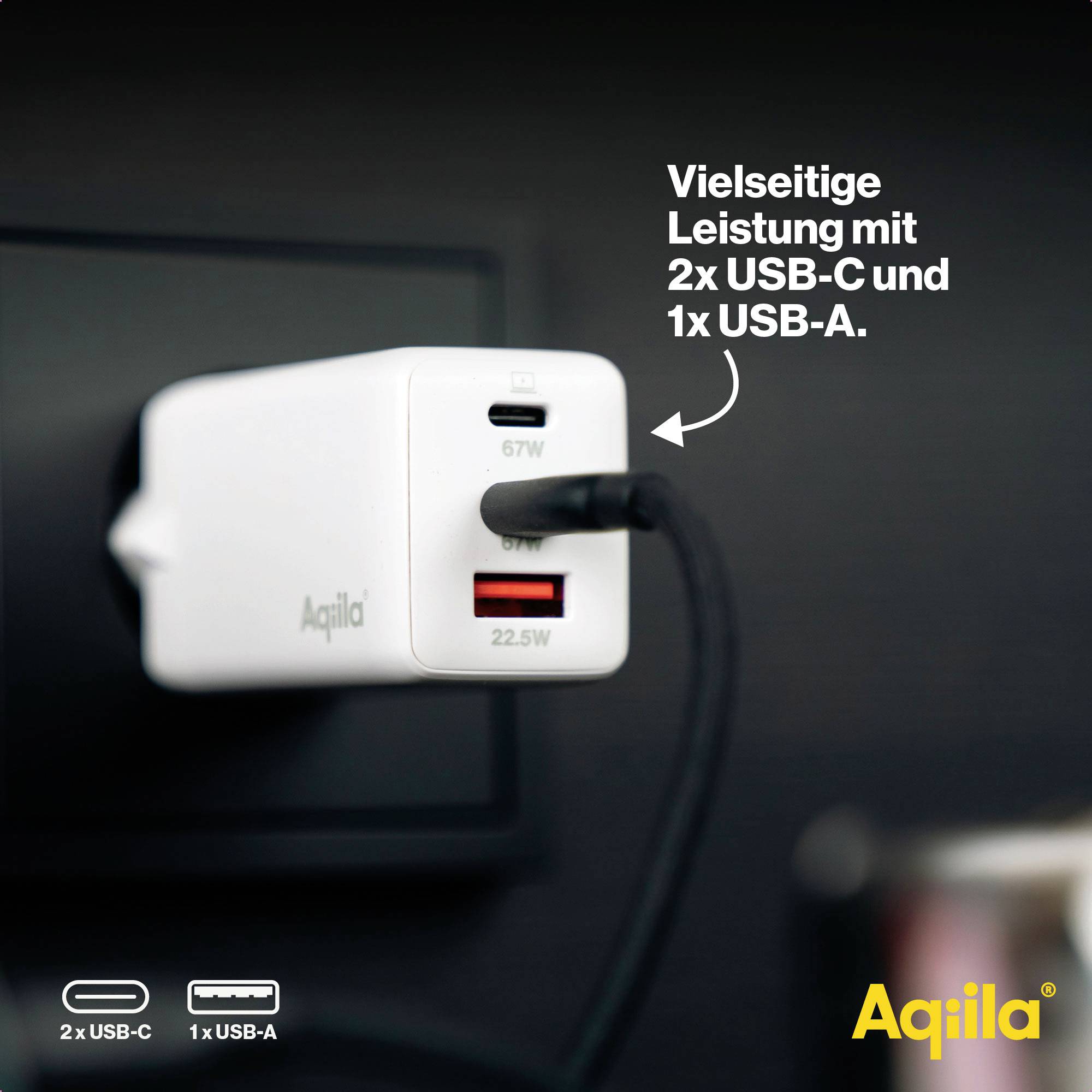 Een wit oplaadapparaat in een stopcontact biedt veelzijdige prestaties met twee USB-C-poorten en een USB-A-poort.
