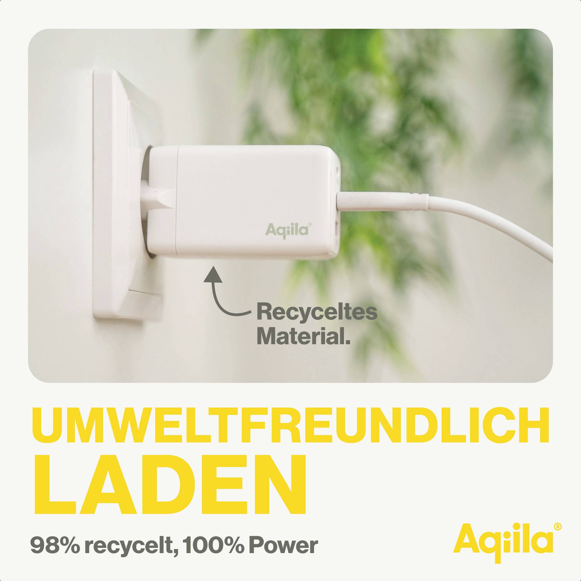 'Milieuvriendelijk opladen: 98% gerecycled, 100% energie.' Een oplader van gerecycled materiaal steekt in een stopcontact.