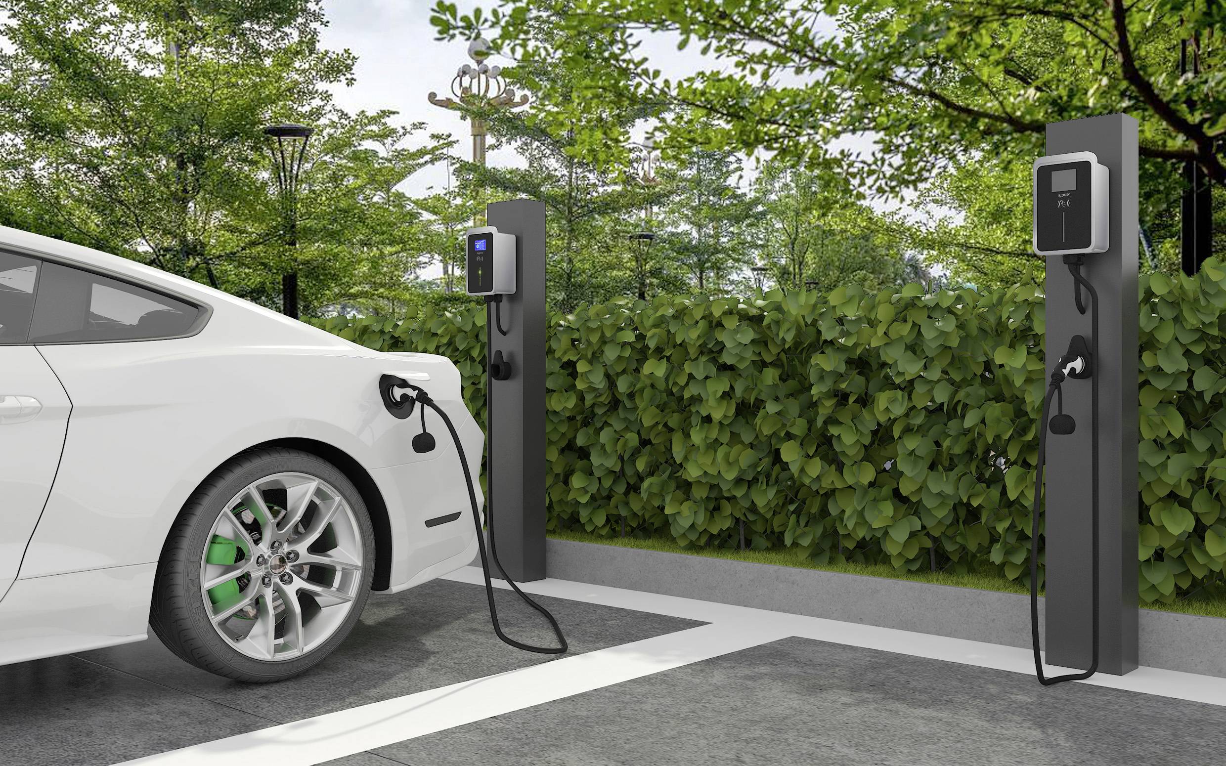 Een witte elektrische auto wordt opgeladen bij een laadstation in de buitenlucht met groen gebladerte op de achtergrond.