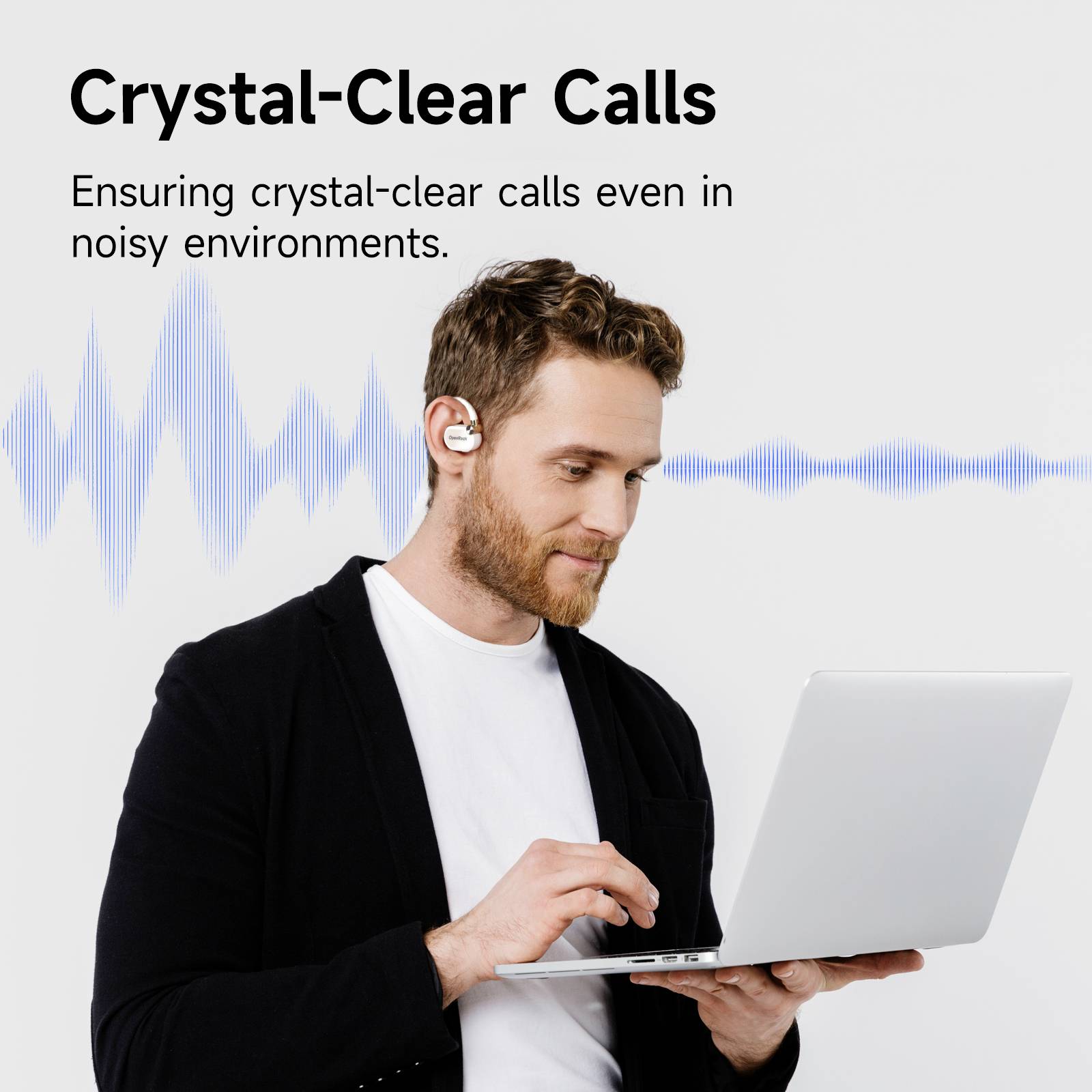 Een man met oordopjes spreekt in een microfoon terwijl hij een laptop vasthoudt. Op de achtergrond is een geluidsgolf zichtbaar. Tekst: 'Kristalheldere oproepen'.