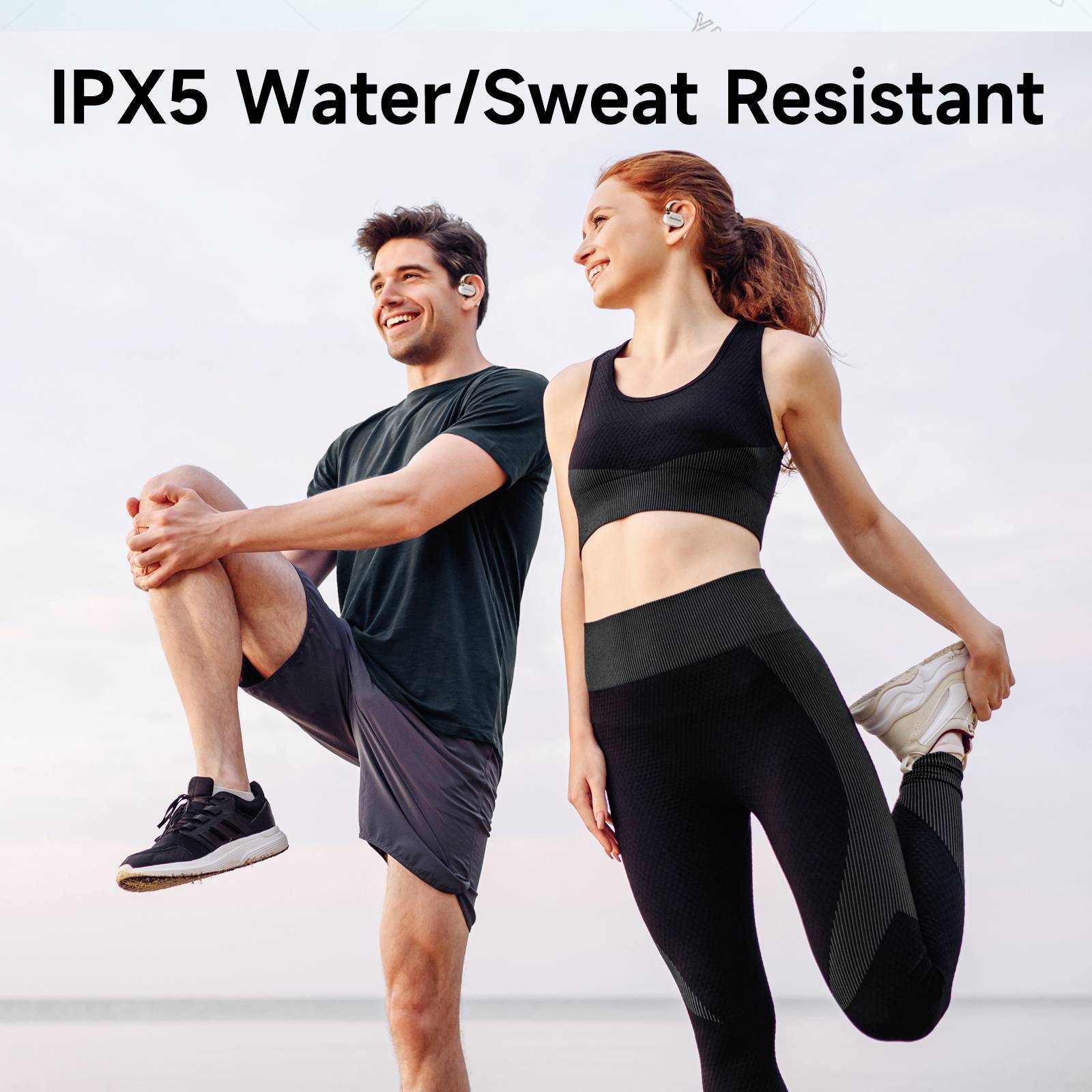 Twee personen in sportkleding, een vrouw en een man, glimlachen en poseren buiten. Tekst: 'IPX5 Water-/Zweetsbestendig'.