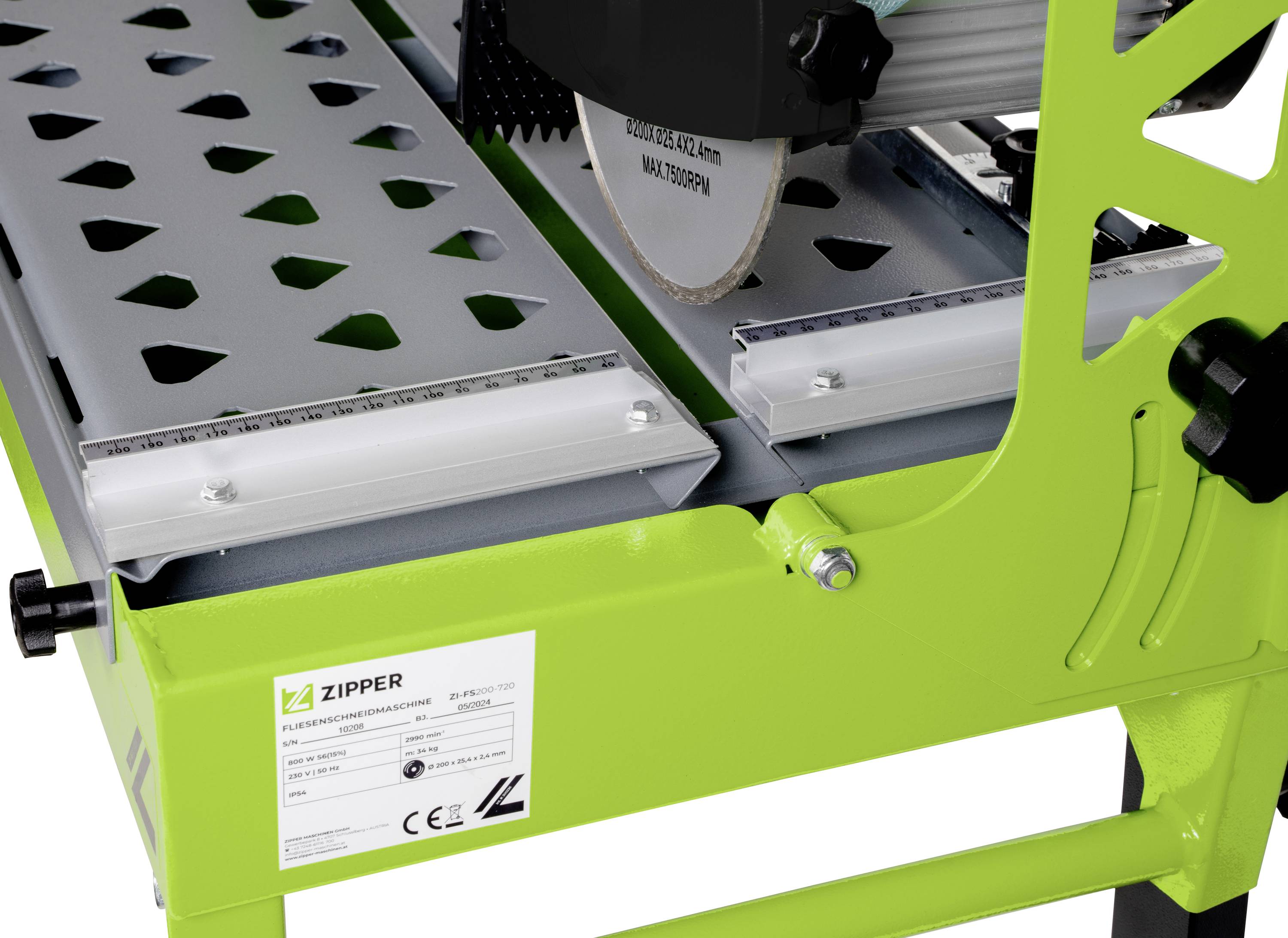 Machine met zaagblad, groene frame en geperforeerde metalen tafel, geschikt voor precies snijden van materialen in bouw- of werkplaatsomgeving.